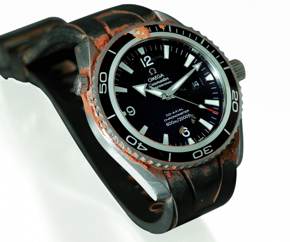 omega-seamaster-planet-ocean-29005091-actual-james-bond-watch-worn-by-daniel-craig-casino-royale-2006.jpg