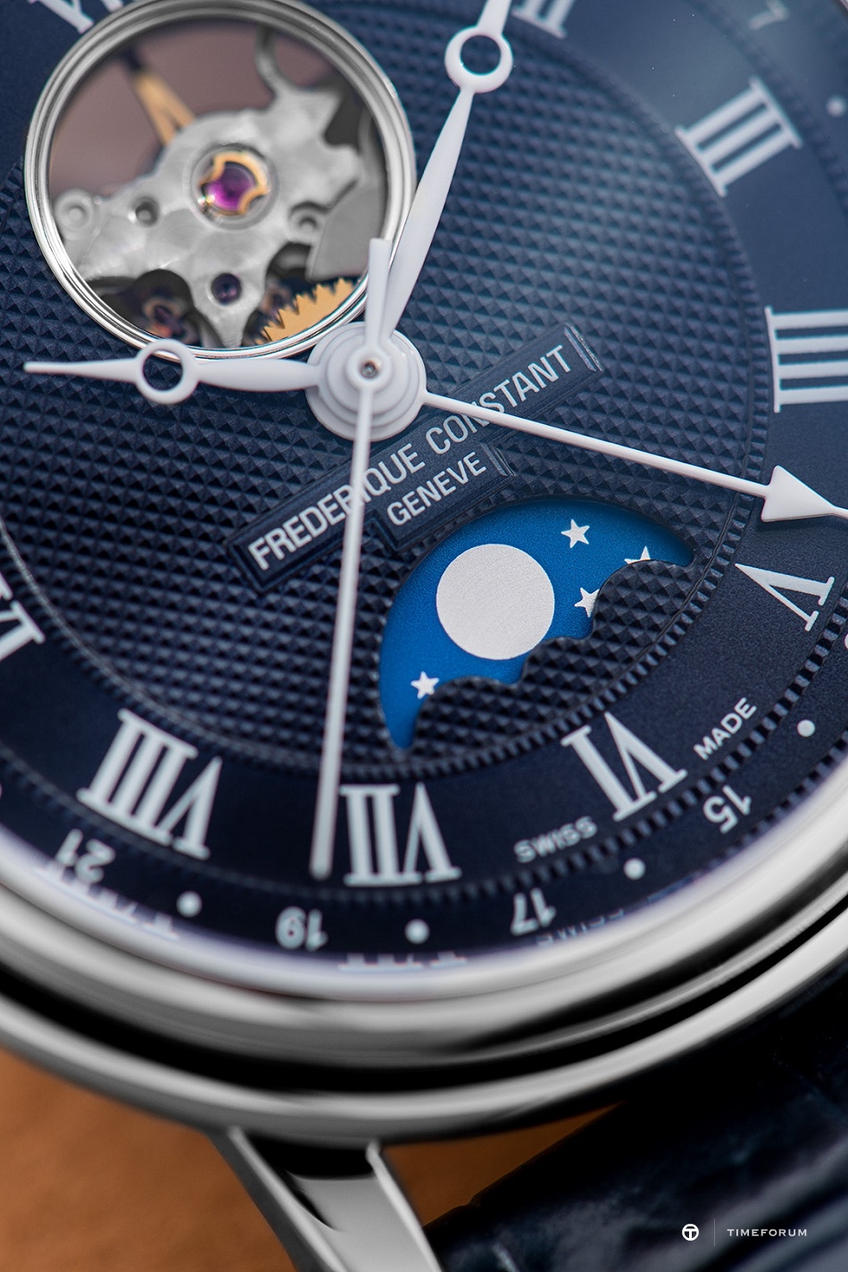2022_Frederique_Constant_FC-335MCNW4P26_Classics_Heart_Beat_Moonphase_Date_Detail_4©Eric_Rossier_SD.jpg
