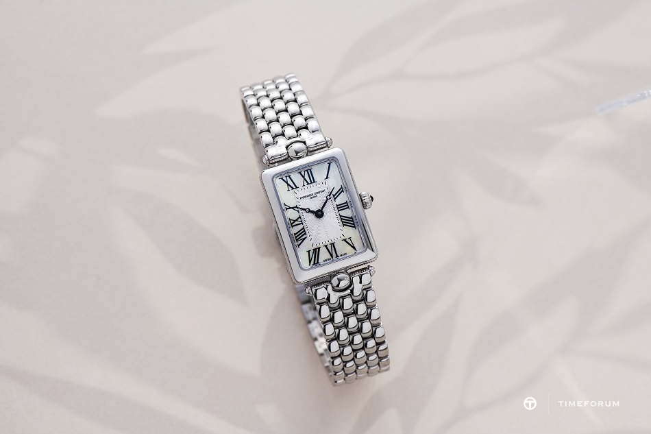 2022_Frederique_Constant_FC-200MPW2AC6B_Classics_Art_Deco_Carree_Detail_1_Photo(c)Eric_Rossier_HD.jpg