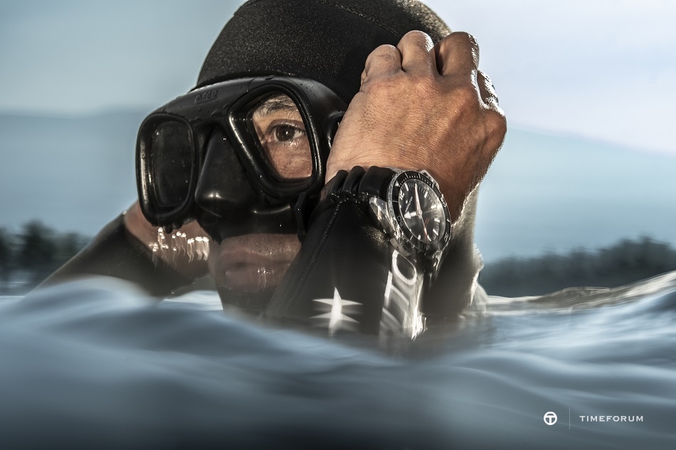 Hamilton_Khaki_Navy_Frogman_Pierre_Frolla_H77825330_Lifestyle_3_13375.jpg