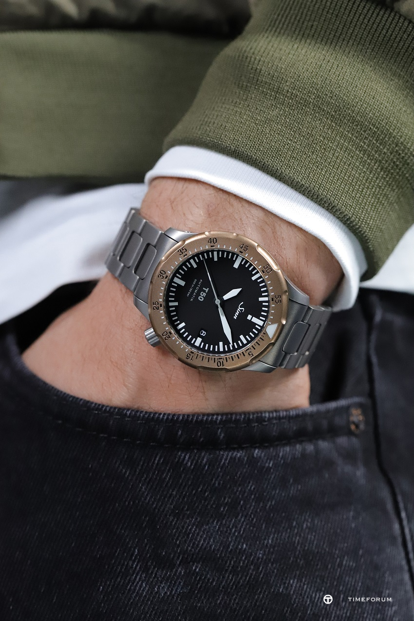 SINN_T50_GBDR_WristPocket.jpg