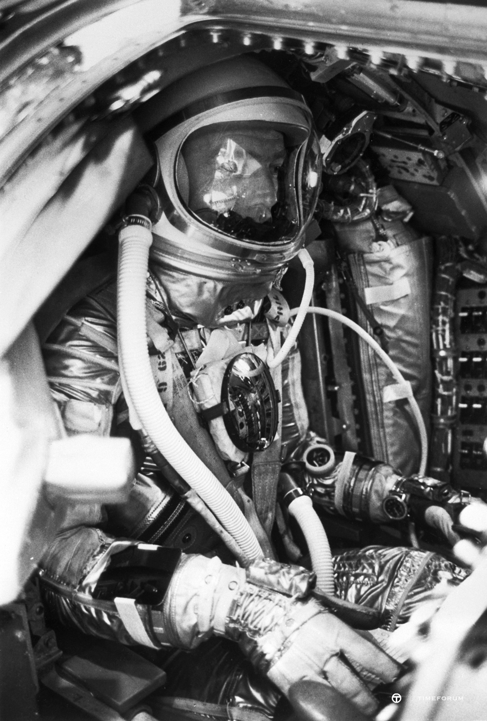 11_Scott Carpenter inside the Aurora 7 spacecraft shortly before take-off with his Breitling Navitimer Cosmonaute. @GettyImages.jpg