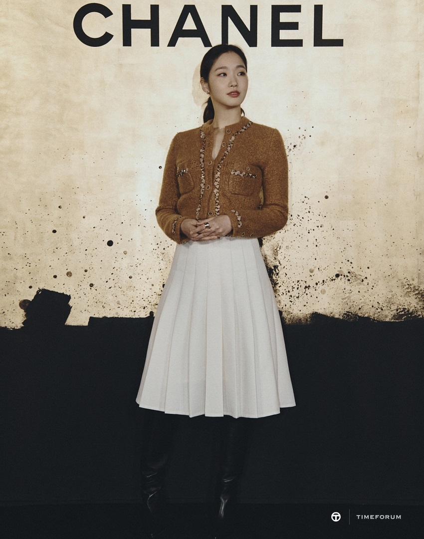 13_Go_Eun_Kim__The_Paris_New_York_2018_19_Metiers_d_art_Replica_show_in_Seoul_03_LD.jpg