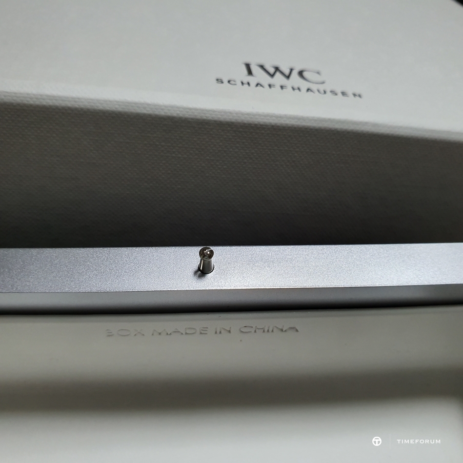 20191210_071619.jpg : (질문)뜬금없는 IWC 박스 질문 드려요.