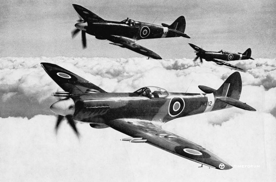 Spitfire_Mk.21_and_Mk.22.jpg