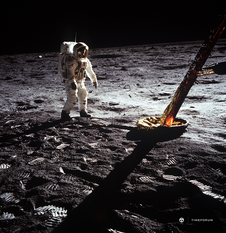 Apollo 11 mission_21 July 1969 - Astronaut walking.jpg