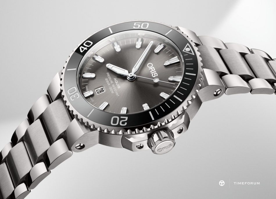 01 733 7730 7153-07 8 24 15PEB - Oris Aquis Titanium Date_LowRes_8580.jpg