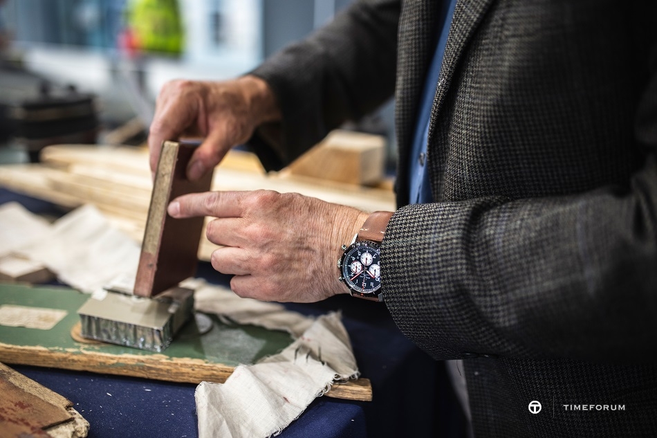 14_alistair-hodgson-the-curator-of-the-de-havilland-aircraft-museum-explaining-the-use-of-a-plywood-and-balsa-wood-composite-1.jpg