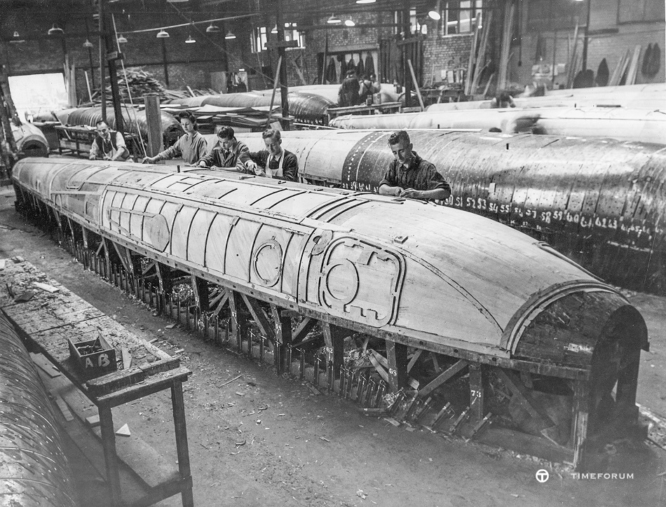 31_archive-image-of-the-construction-of-a-de-havilland-mosquito-1.jpg