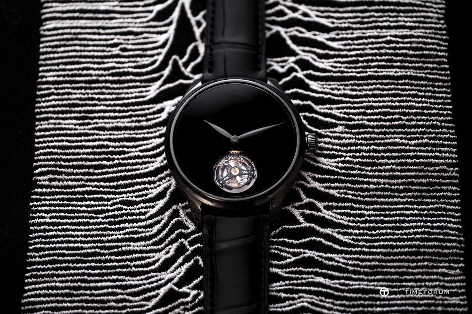 Endeavour Tourbillon Vantablack Black Hands_1804-1206_Lifestyle_01.jpg