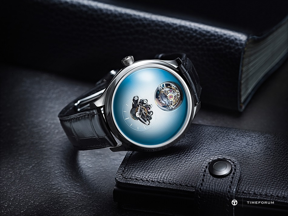 Endeavour Cylindrical Tourbillon H. Moser X MB&F_1810-1205_Lifestyle_01.jpg