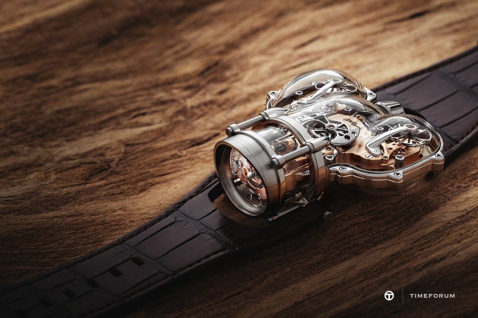 MBandF_HM9_SV_WG_RedGold_Lifestyle2_Lres.jpg