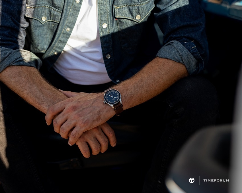 Hamilton_Khaki_Pilot_Pioneer_H76205530_Lifestyle_11740.jpg