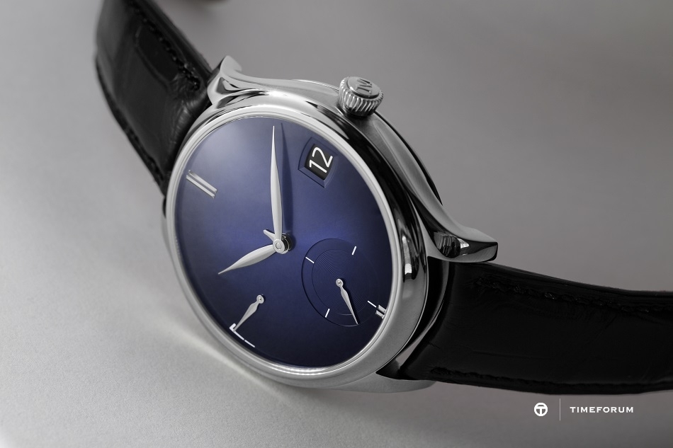 Endeavour_Perpetual_Calendar_Purity_1800-0200_Lifestyle2_RGB.jpg