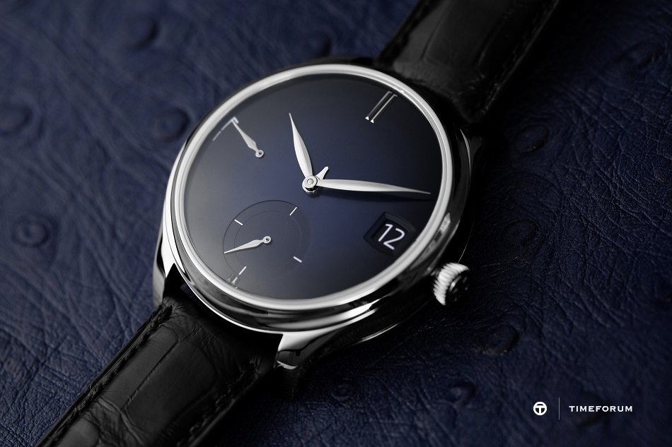 Endeavour_Perpetual_Calendar_Purity_1800-0200_Lifestyle1_RGB.jpg