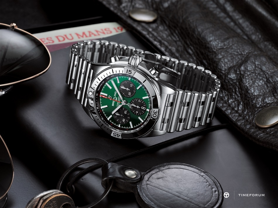 07_chronomat-b01-42-bentley-with-a-green-dial-and-black-contrasting-chronograph-counters.jpg