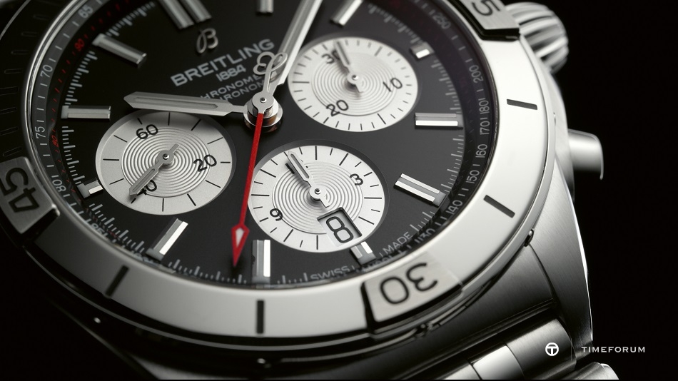 05_chronomat-b01-42-with-a-black-dial-and-silver-contrasting-chronograph-counters.jpg