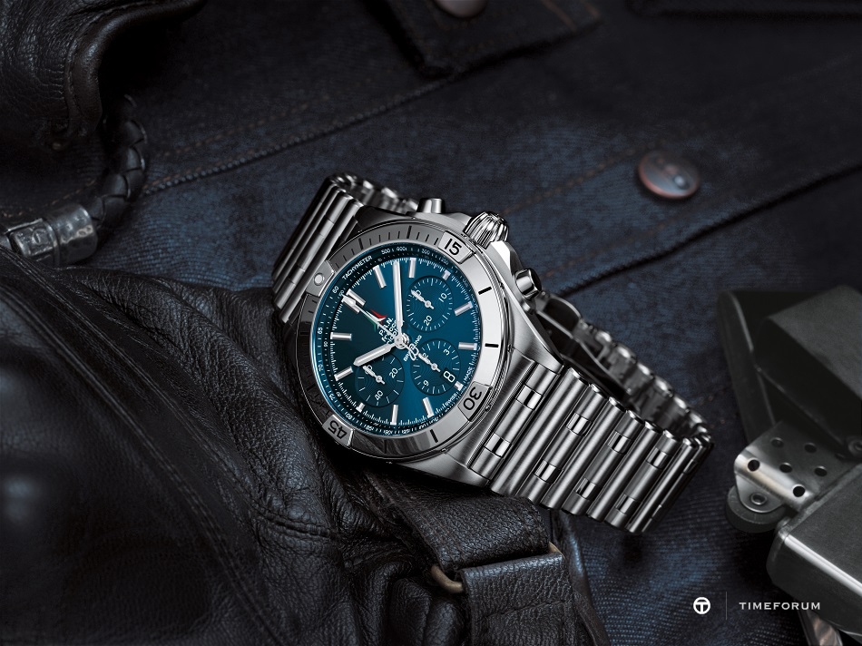 10_chronomat-b01-42-frecce-tricolori-limited-edition-with-a-blue-dial-and-tone-on-tone-chronograph-counters.jpg