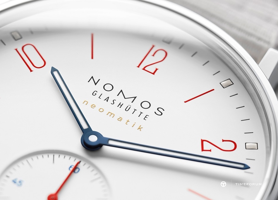 04_NOMOS_Ahoi_neomatik_signalweiss_detail_dial.jpg