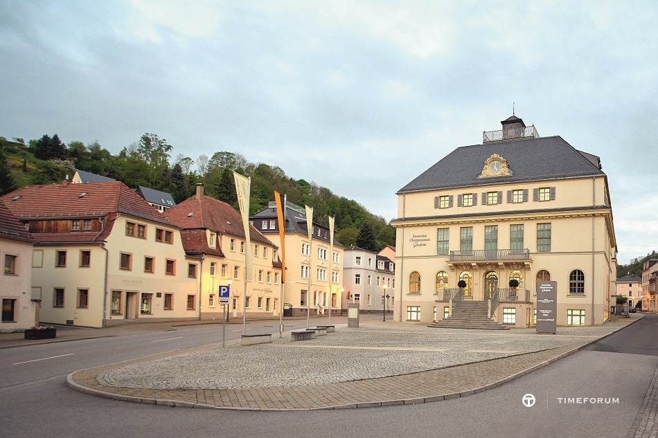 Outside_German_Watch_Museum_Glashuette.jpg