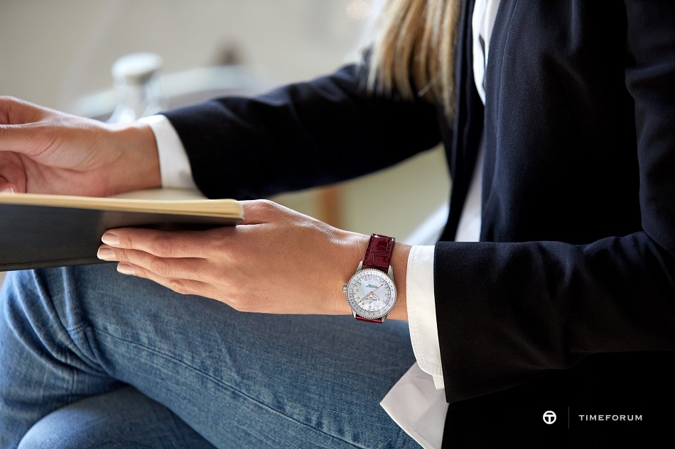 17_female-model-wearing-the-navitimer-automatic-35-with-a-white-mother-of-pearl-dial-with-diamond-hour-markers-and-a-burgundy-alligator-leather-strap-1.jpg