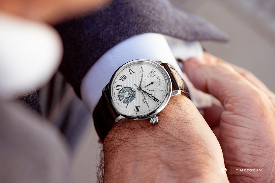 Frederique_Constant_FC-810MC3S9_Photo©Eric_Rossier_Lifestyle_2_SD.jpg