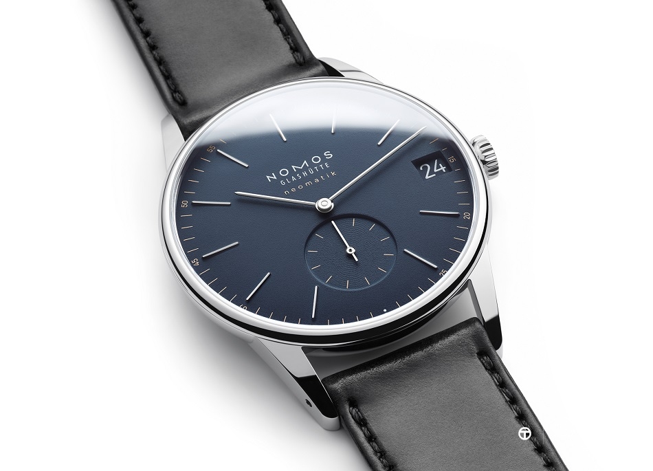 04_NOMOS_Orion_neomatik_41_date_midnight_blue_lying.jpg