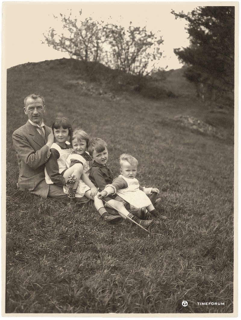 ALS_1926_WL_far_right_father_with_siblings_a5.jpg