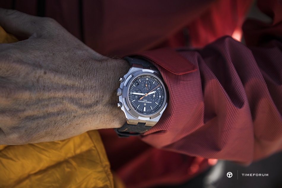 VAC_Overseas_Chrono_Everest_5510V_000T_B923_C_Richards_Lifestyle_6.jpg