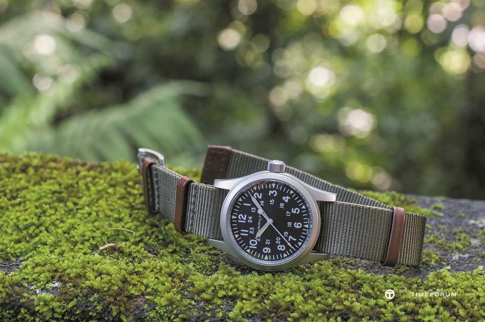 H69429931_Khaki Field Mechanical 38mm_Lifestyle 3 HR.jpg