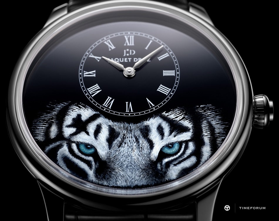 J005034275_PETITE HEURE MINUTE TIGER CLOSE-UP.jpg