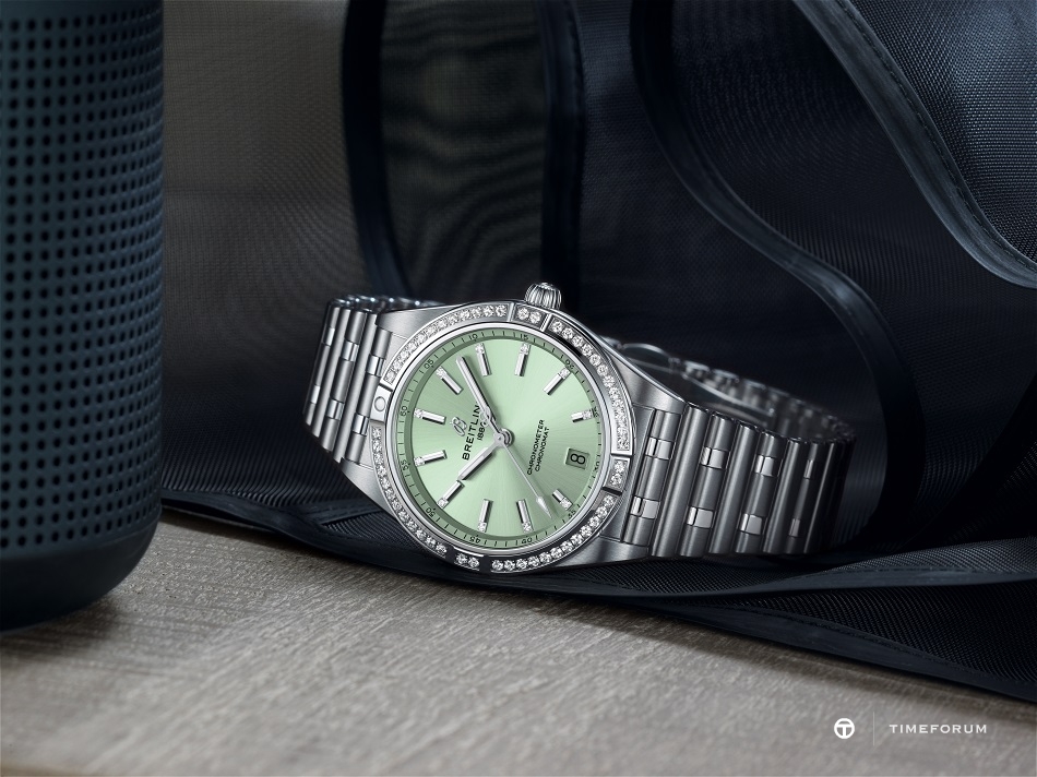 08_Chronomat Automatic 36 with a pale green dial, diamond hour markers and a diamond-set bezel_Ref. A10380591L1A1.jpg