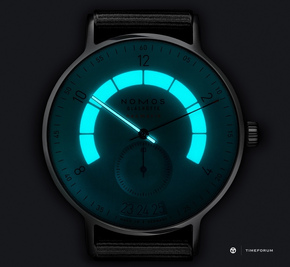 008_NOMOS_Autobahn_neomatik_41_date_detail_luminous_ring_superluminova.jpg