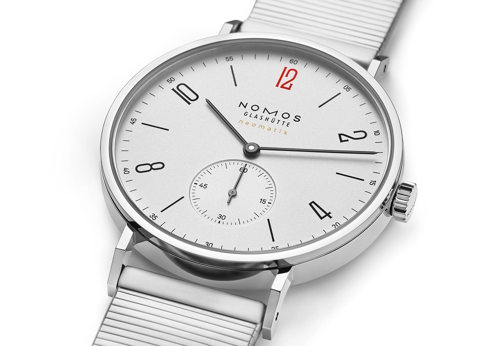 11_NOMOS_Glashuette_Tangente_neomatik_39_for Aerzte_ohne_Grenzen_Deutschland_3D_front.jpg