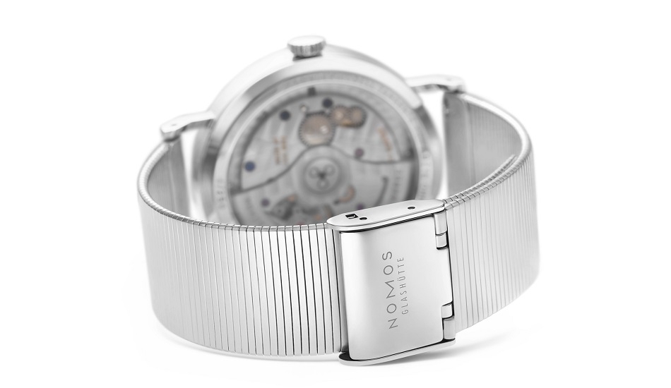 08_NOMOS_Glashuette_Tangente_neomatik_fuer_Aerzte_ohne_Grenzen_Deutschland_3D_sapphire_crytsal_glass_back_spatial.jpg