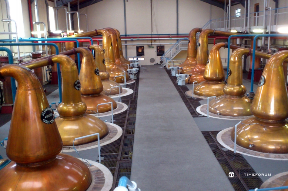 Glenfiddich_Distillery_stills_hall.jpg