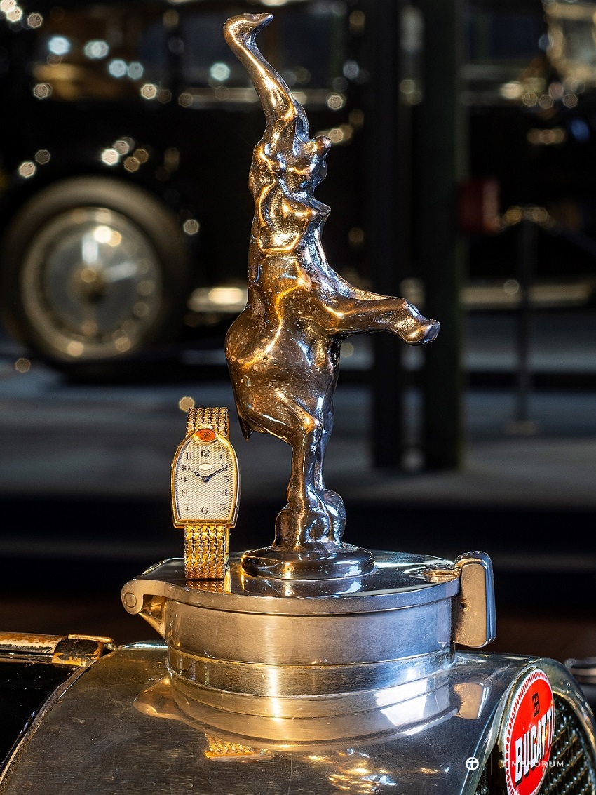 Mido Bugatti - EB watch Photographie sur la mascotte - © Vintage Watch Story - (vws.fr)  Cité de l’Automobile - Collection Schlumpf.jpg