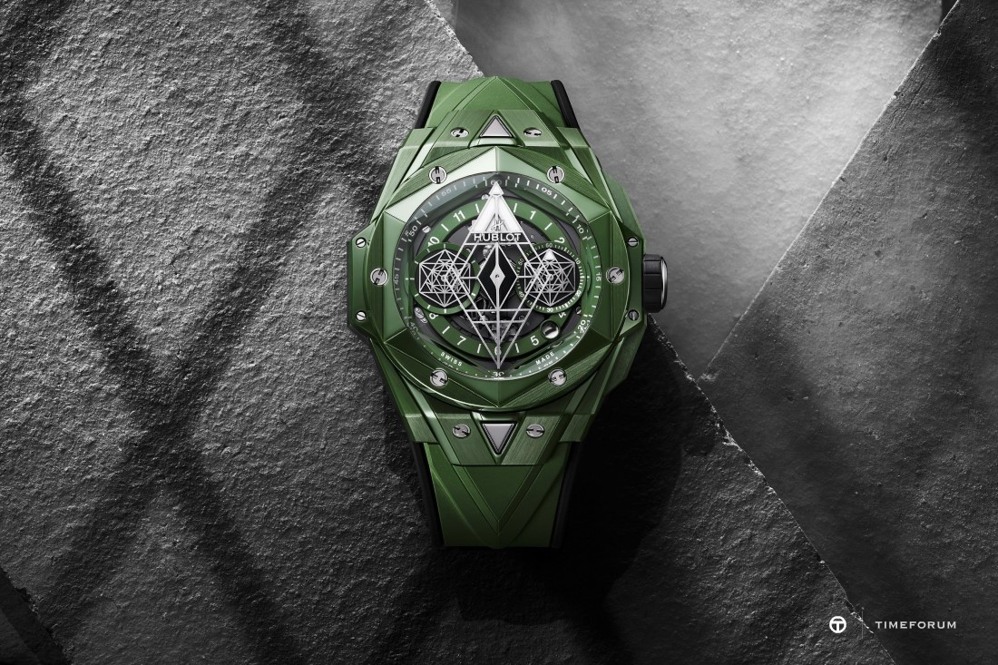 big-bang-unico-sang-bleu-II-green-ceramic-45-mm-lifestyle-shot-2.jpg