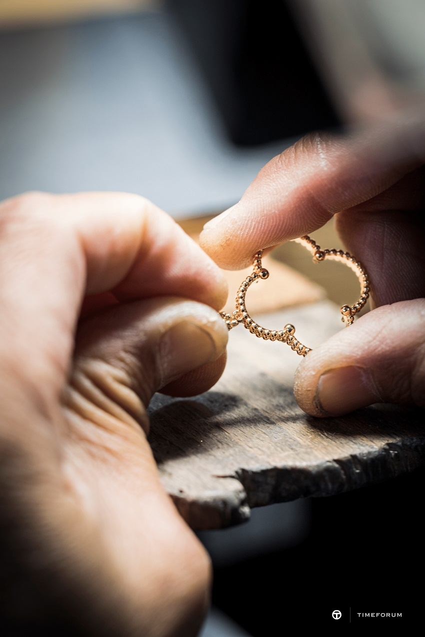 Reportage_VCA_2020_Craftsmanship_Magic_Alhambra_1_motif_long_necklace-02_2067059.jpg