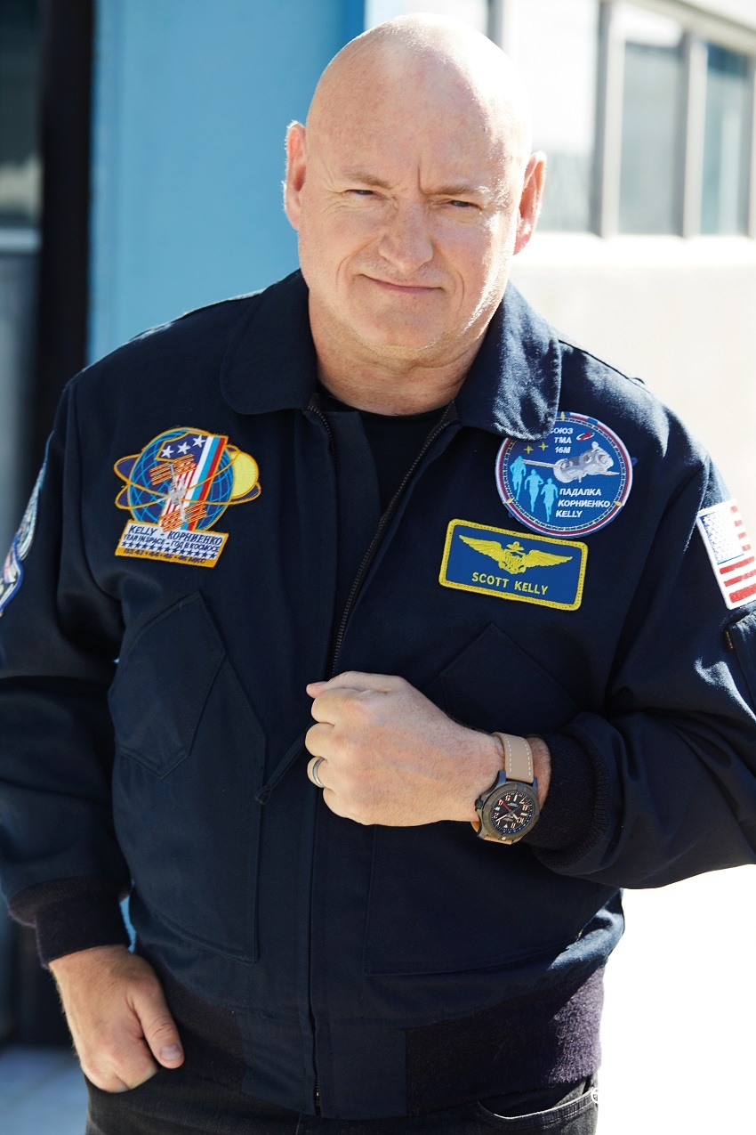 06_breitling-aviation-pioneers-squad-member-scott-kelly-wearing-the-avenger-automatic-gmt-45.jpg