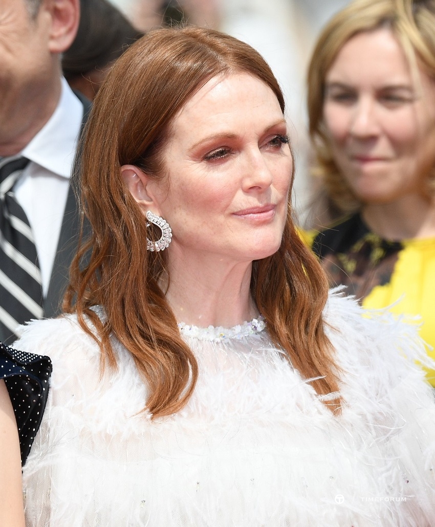 18_May_2017_Julianne_Moore_in_Chopard_1_11821.jpg