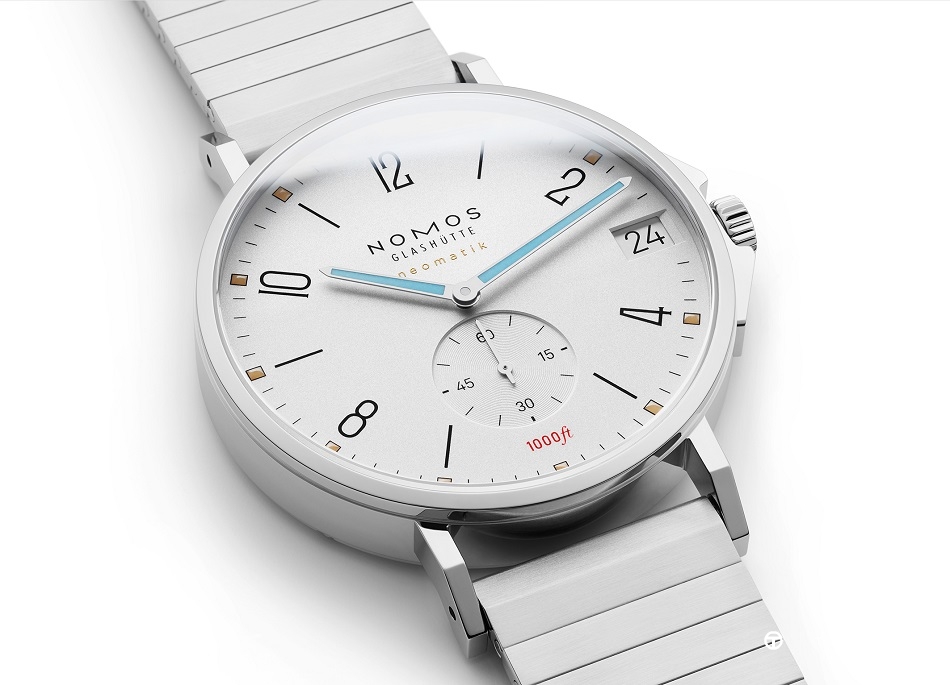 003_NOMOS_Tangente_Sport_neomatik_42_date_lying (1).jpg