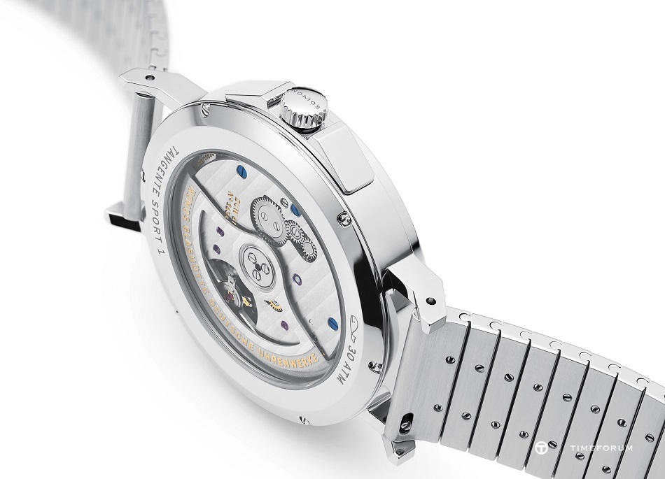 004_NOMOS_Tangente_Sport_neomatik_42_date_crystal_glass_back_lying.jpg