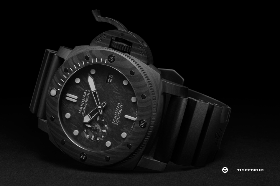 PANERAI_SUBMERSIBLE_MARINA_MILITARE_CARBOTECH_47MM_PAM00979_6.jpg