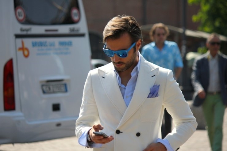 Off-white-and-peak-lapels-jacket-blue-streetstyle-pitti-uomo-900x600.jpg