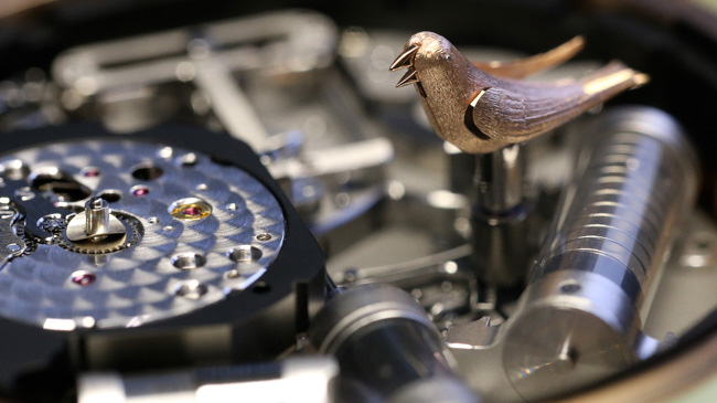 Jaquet-Droz_J031533200_The-Charming-Bird_Workshop-Close-Up_Mechanism_650x365.jpg